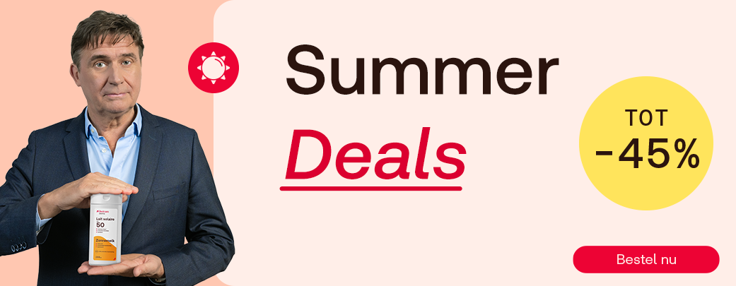 Erik toont een fles zonnemelk. Summer Deals met tot 45% korting op een selectie gezondheids- en zonbeschermingsproducten.