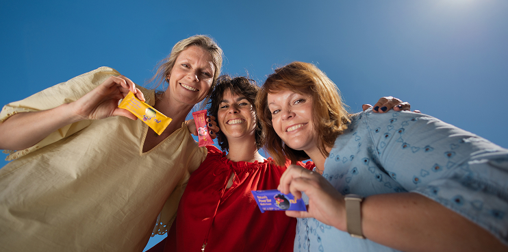 Des femmes joyeuses tenant des snacks à la main.