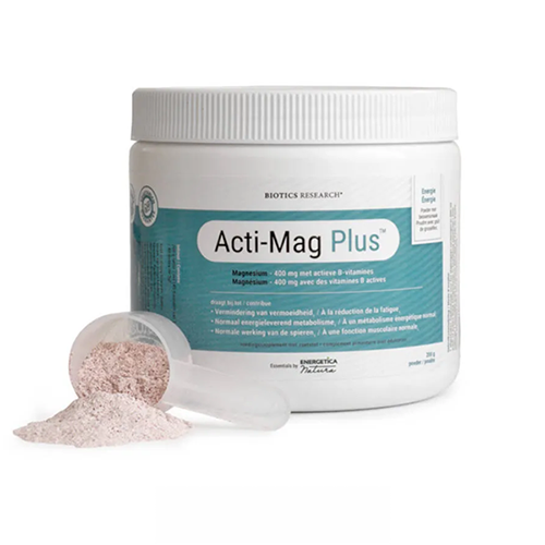 Produits Biotics Research pour le soutien immunitaire devant une femme sous la pluie tenant un parapluie.