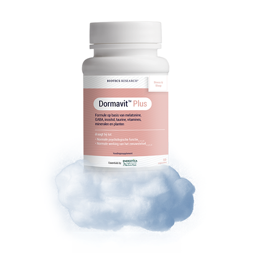 Produits Biotics Research pour le soutien immunitaire devant une femme sous la pluie tenant un parapluie.
