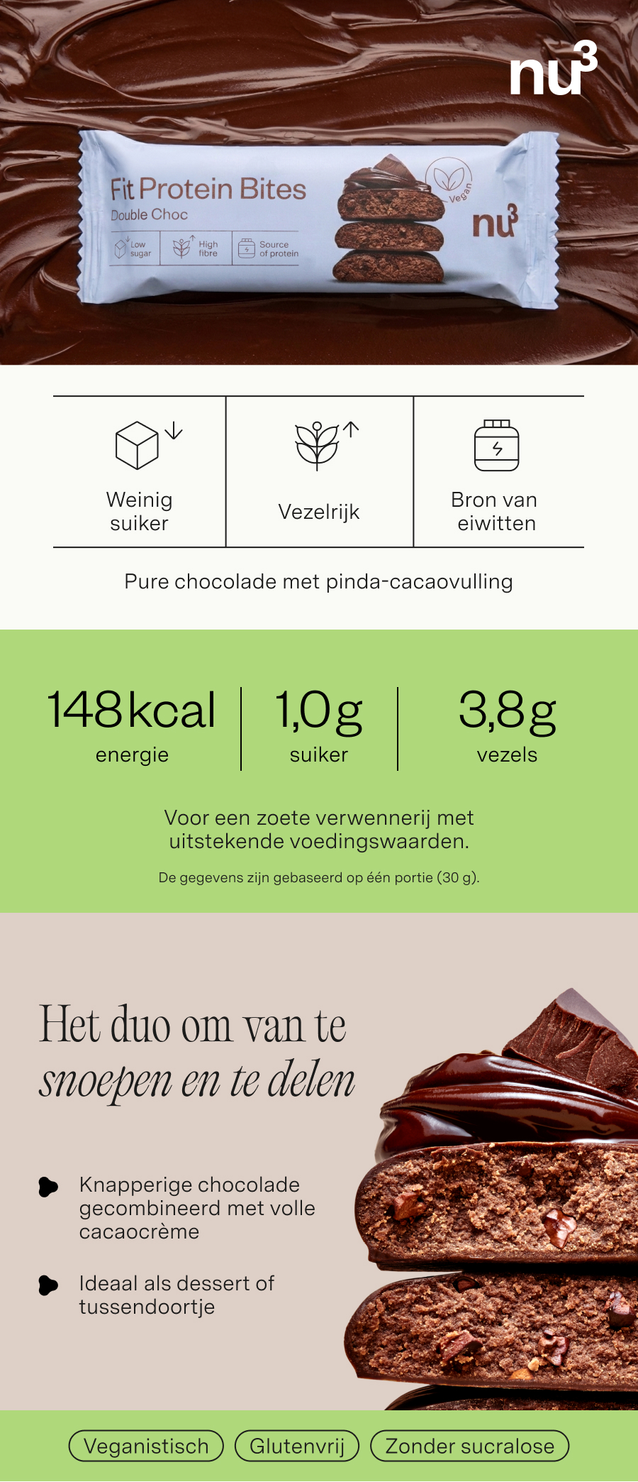 Een nu3 Fit Protein Bites Double Choc reep naast een schaaltje cacaobonen en stukjes chocolade.