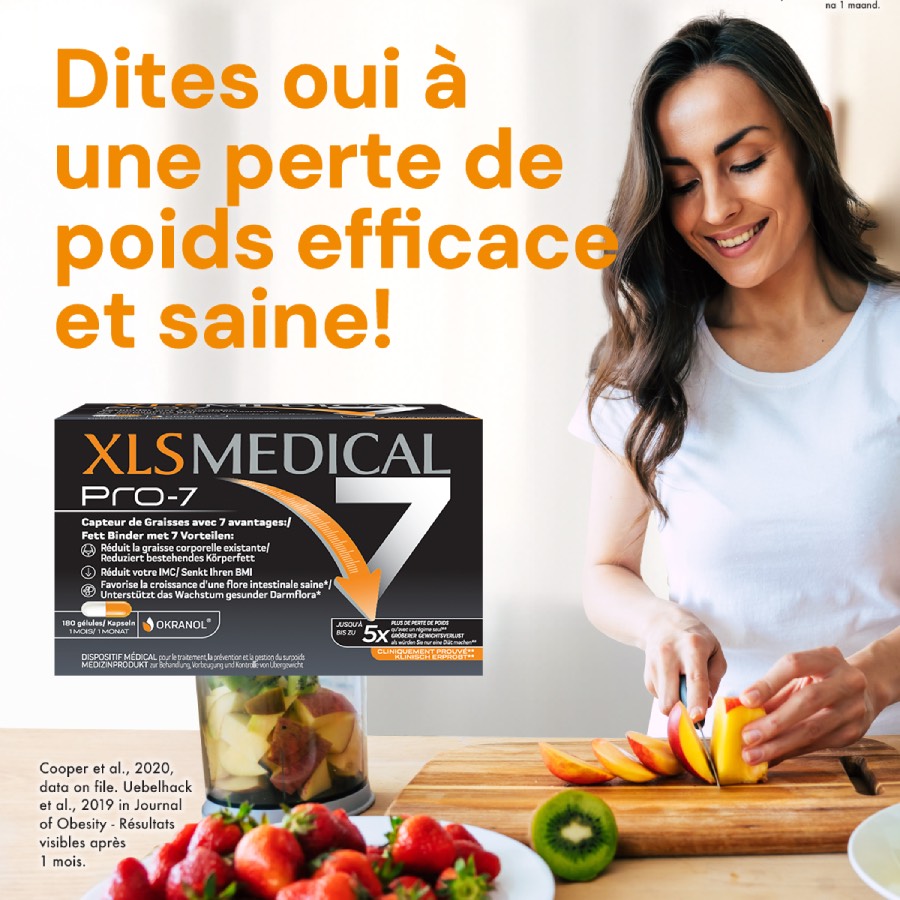 Femme coupant des fruits, à côté de l'emballage XL-S Medical Pro-7 avec texte français.